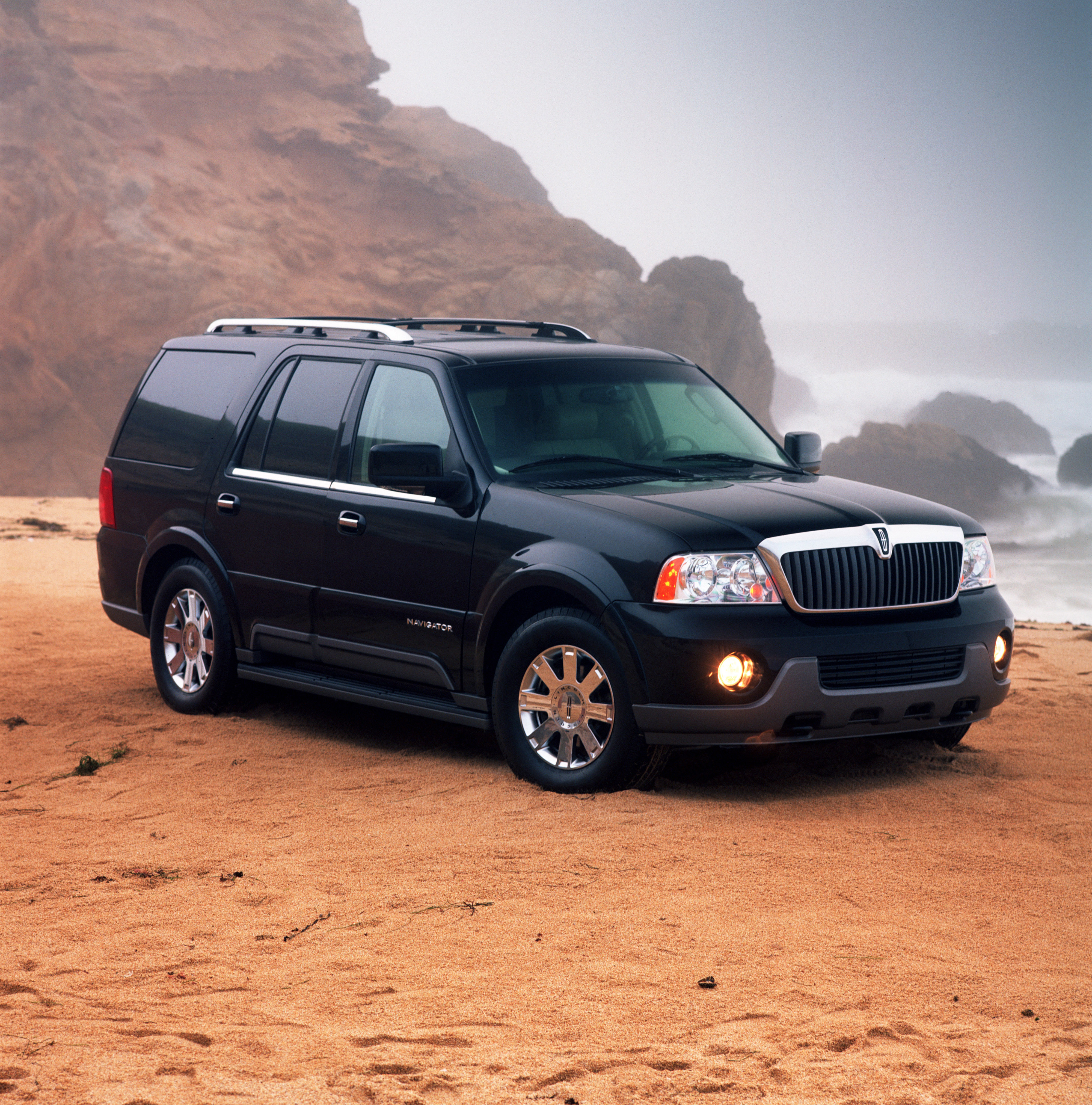 uploads/2003LincolnNavigator_CN336024-001.jpg