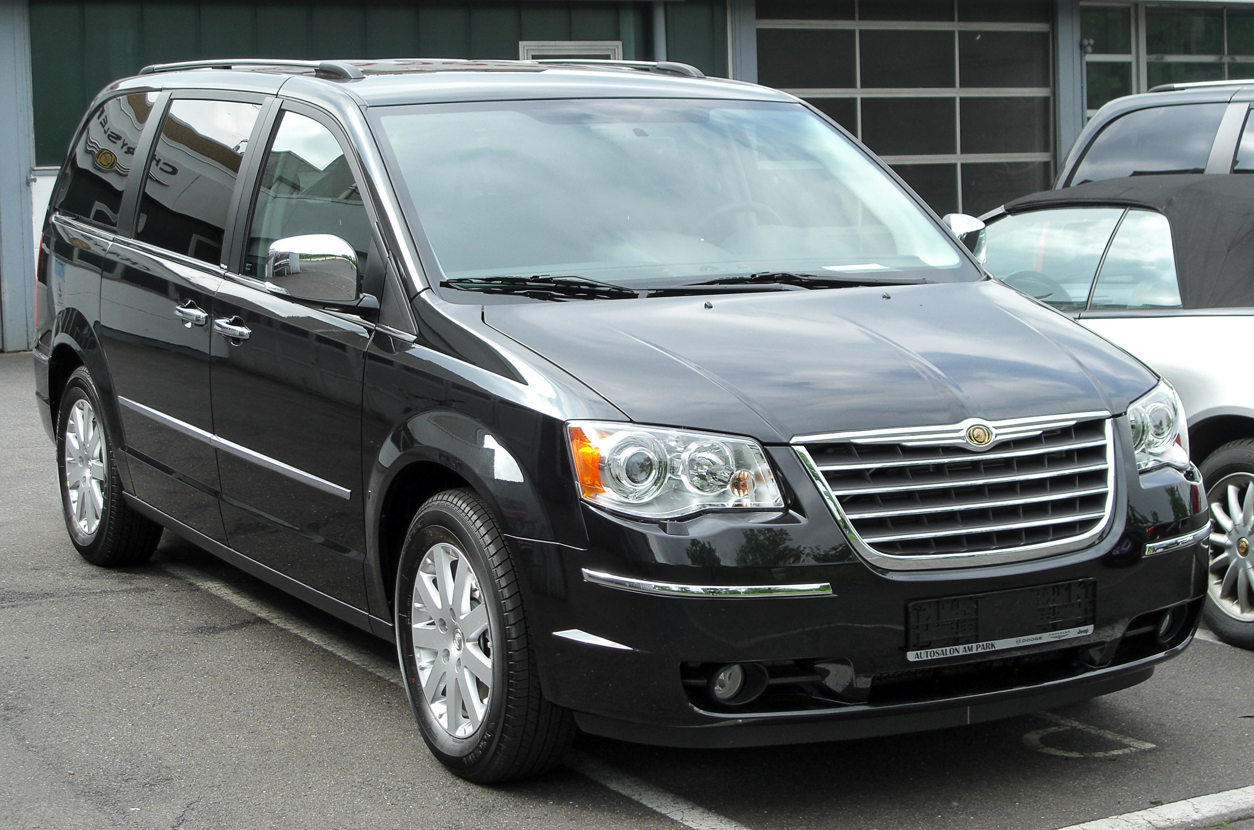 uploads/Chrysler_Grand_Voyager_V_front_20100508.jpg